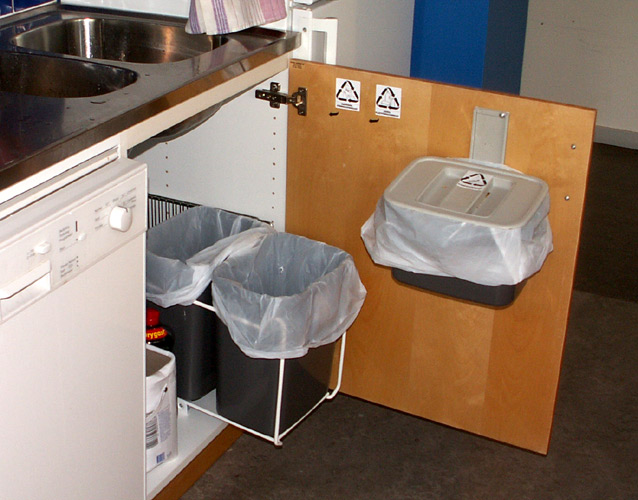 Sortering för kompost, pappersförpackningar och hårdplast i köket på jobbet 